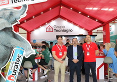 Daniel Correa, Paco Fernández y Javier Fernández, en el stand de Grupo Tecniagro, cuyo techo estaba formado conlas mallas fotoselectivas de la firma