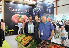 Manuel Brancati, junto a los agricultores Carmen y Paolo, mostraron las variedades de tomate de Eugenseed Genetics
