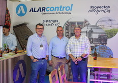 Juan López y Antonio Escudero, acompañados de un cliente, en el stand de Alarcontrol
