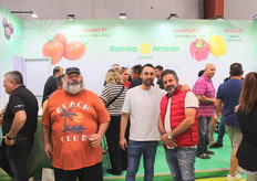 Los agricultores Jorge y Franco, frente al stand de Ramiro Arnedo