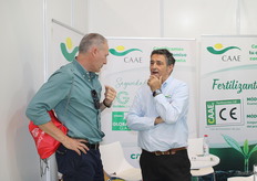 Hoy día, Níjar es un referente de la agricultura ecológica bajo plástico a nivel internacional. En la foto, una conversación en el stand del CAAE