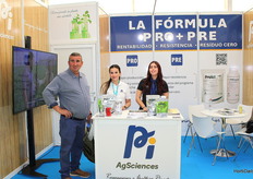 El agricultor Manuel Ferrez, junto a Lorena Hernández y Lorena Berruezo, de AgSciences