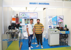 En el stand de Riegos Bascuñana, Francisco Bascuñana y Joaquín Membrives