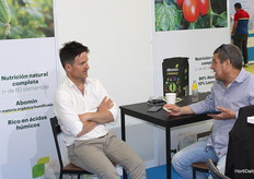 Conversación en el stand de Abomin
