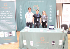 Marijn Roersch van der Hoogte, Bin Duan y Anna Erfurt, de CannVital, que cuenta con una planta GMP en Las Vegas.