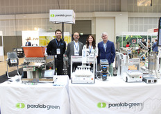Chris Shar Anewych, Rui Soares, Rebecca Allen-Tapp y Julián Sánchez, de Paralab Green. La empresa trajo su solución de llenado ATG y el Triminator Maker para que todo el mundo pudiera verlos en la feria.