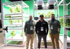 Brian Tatrow, Anders Peterson y Del Rockwell, de Pipp horticulture. La empresa ha introducido algunas mejoras en sus sistemas, como una base móvil.
