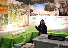 Evelyn Zhong, de ATOP Lighting, muestra sus nuevas luces de cultivo