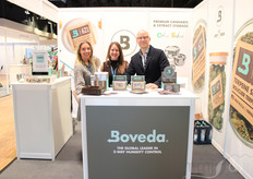 Stephanie Pow, Kate Holste y Benjamin Patock, de Boveda, aportaron sus soluciones de almacenamiento para el control de la humedad.