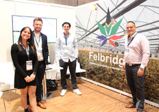 Raquel Alves, Liam La Grange, Aaron Zetler y Barry Zetler, de Felbridge, que cultivan cannabis medicinal en Sudáfrica.