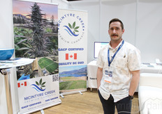 Ben Rodd, de Mcintyre Creek, promociona su cannabis canadiense cultivado al sol.