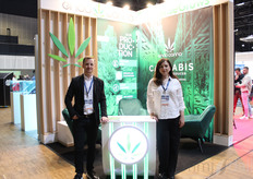 Lukasz Pieniazek y Kristina Maric Gjorgjieva en el stand compartido de EndoCanna y AEssenseGrows