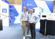 Rob Leek y Jan-Henny Holvast, de Airlux Technologies, junto al Revomax II: un climatizador lógico todo en uno de temperatura y humedad constantes.