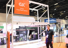 Tom Wu, de GK Horti, delante de su sistema Smart Grow Rack