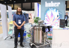 Daniel Lantela, de Whistler Technologies, junto al WT-MICRO, una solución modular de extracción sin disolventes