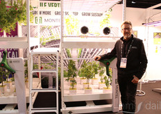Yves Belanger, de Montel, se puso a disposición de los cultivadores interesados en la agricultura vertical
