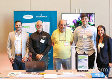 ¡Todo es cuestión de colaboración! El stand de Innovative Growers Equipment con Lettus Grow, Growtainers, HydroFarm y Kind Farm Services.