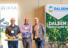 Los stands vecinos de Jasa y Dalsem se reunieron para una foto de equipo. Andrew Long y Joost Somford, de JASA, junto a Michael Ploeg, de Dalsem.