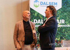 Arnold de Kievit (Oreon) conversa con Dick Kramp, de AB Greenhouse Power.