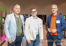 Ben van der Heide, Derek Smith del Resource Innovation Instritute y Jakob Boxhoorn con Bosman van Zaal (que estaba muy animado con su polo naranja debajo de la chaqueta en honor a los holandeses que jugaban ese día).