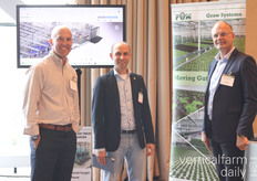 Evan Sharples (FGM USA), Damion Schwarzachel (Certhon) y Ulrik Rasmussen, de FGM USA, charlan en el stand.