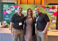 Sarah Lombardi, de Red Sun Farms Ontario, con Tim Gilpatrick y Matthew Bonavita, de Sollum.
